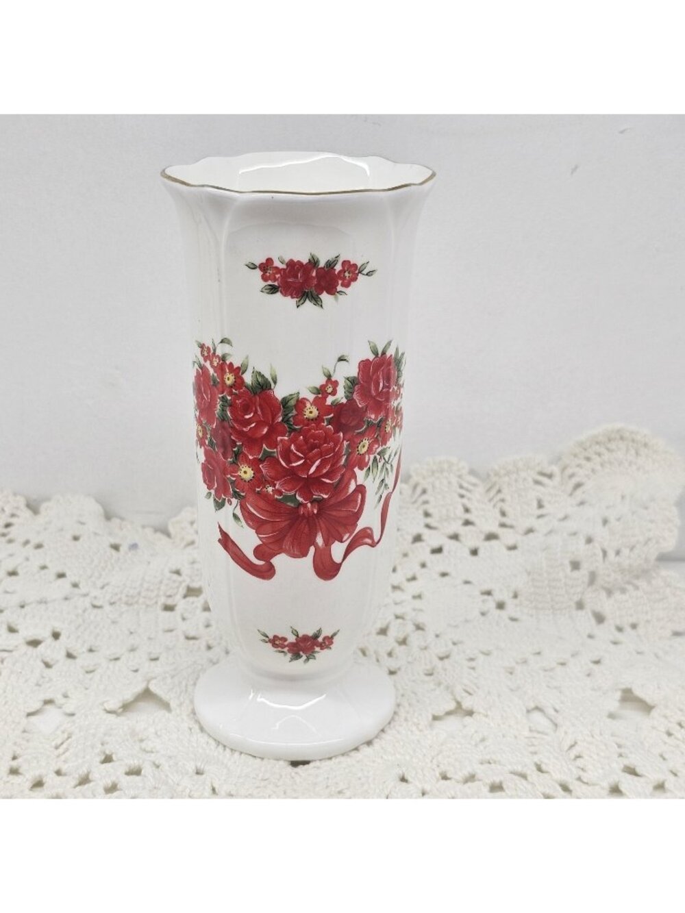 Lefton Porcelain Vase Red Flowers Vintage 1990 #07566 Floral Gold Trim